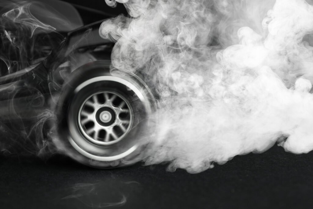 Accidente de Colapinto: auto de carrera con humo sobre fondo oscuro, sin logos