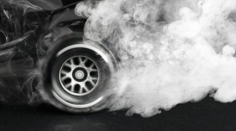 Accidente de Colapinto: auto de carrera con humo sobre fondo oscuro, sin logos