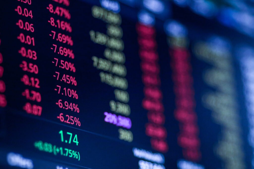 Acciones argentinas: tablero electrónico con cotizaciones del mercado en alza