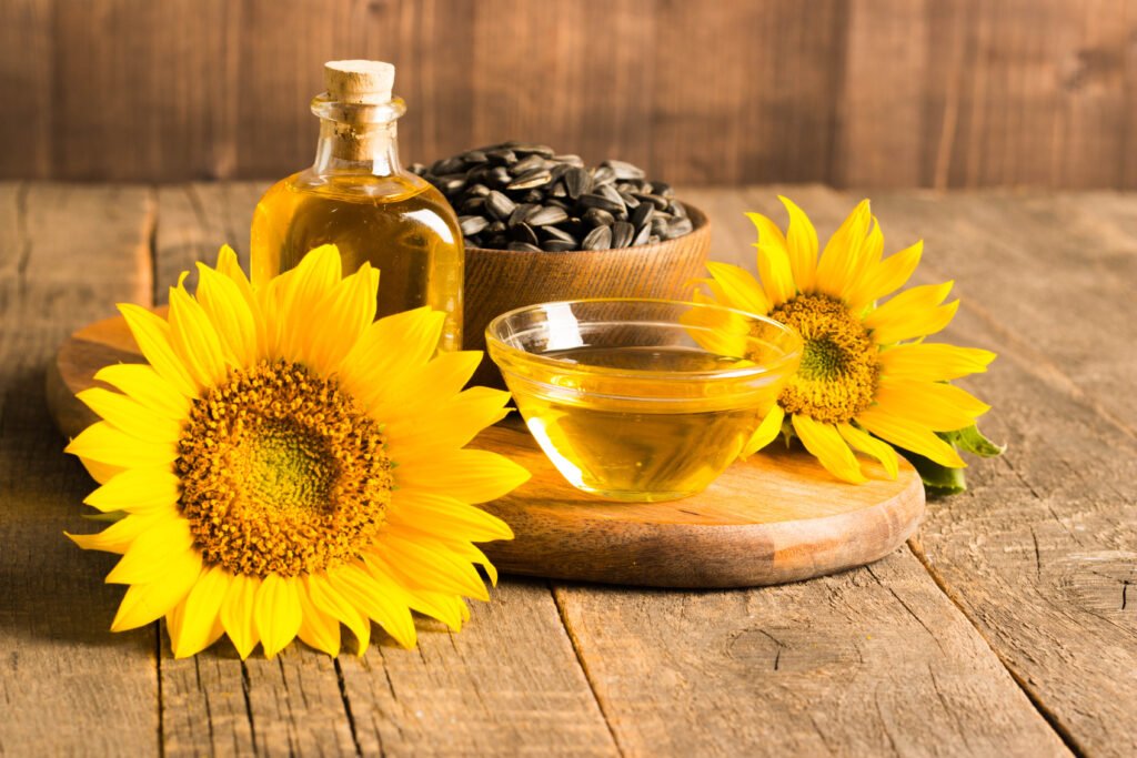 Aceite de girasol con semillas sobre fondo de madera, ilustra la denuncia por adulteración con soja
