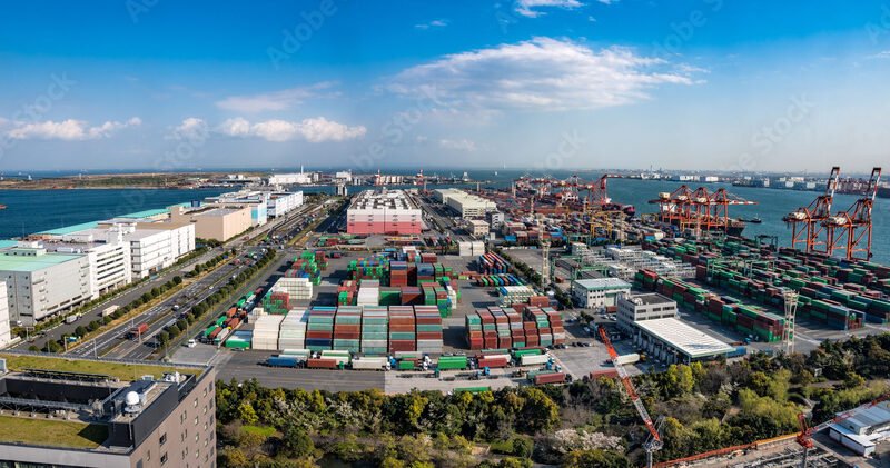 actividad económica: terminal de contenedores en un puerto