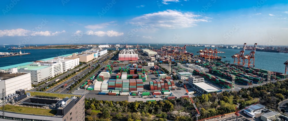 actividad económica: terminal de contenedores en un puerto
