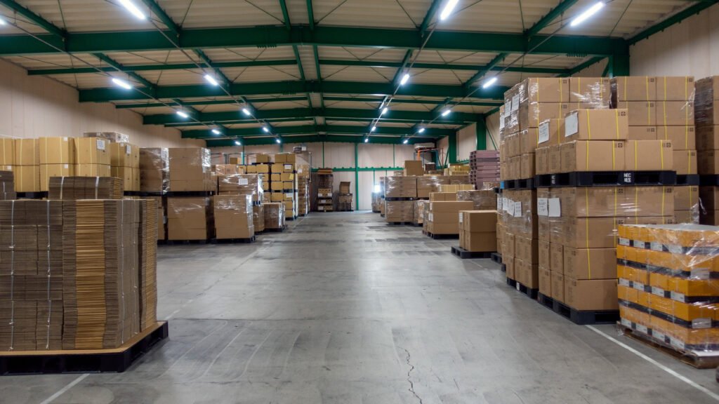 Cajas apiladas en un depósito de logística que ilustran el secuestro de álbumes truchos