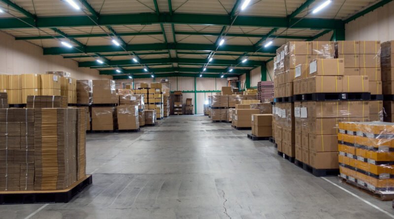 Cajas apiladas en un depósito de logística que ilustran el secuestro de álbumes truchos