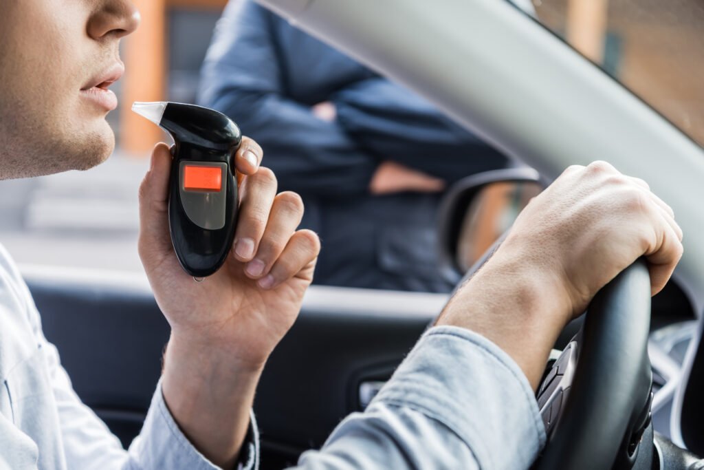 alcoholemia de funcionarios: control vial con alcoholímetro y conductor