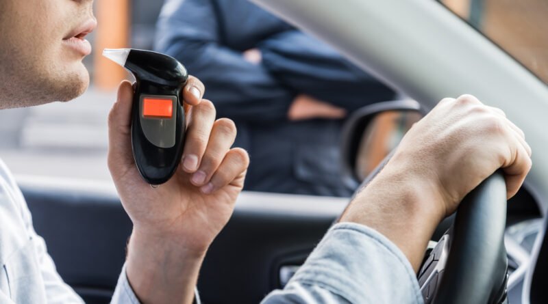 alcoholemia de funcionarios: control vial con alcoholímetro y conductor