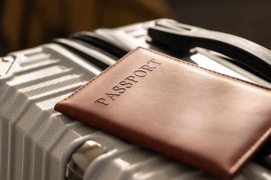 Valija cerrada con pasaporte y documentos de viaje que ilustra la alerta de viaje para la Argentina