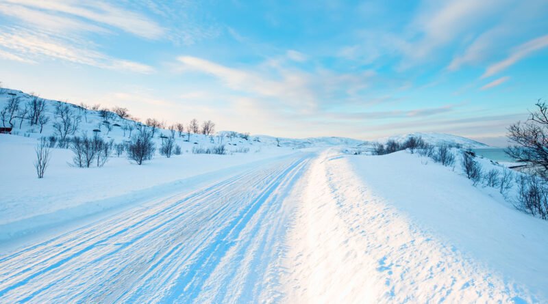 alerta por frío polar: ruta nevada durante un temporal de invierno