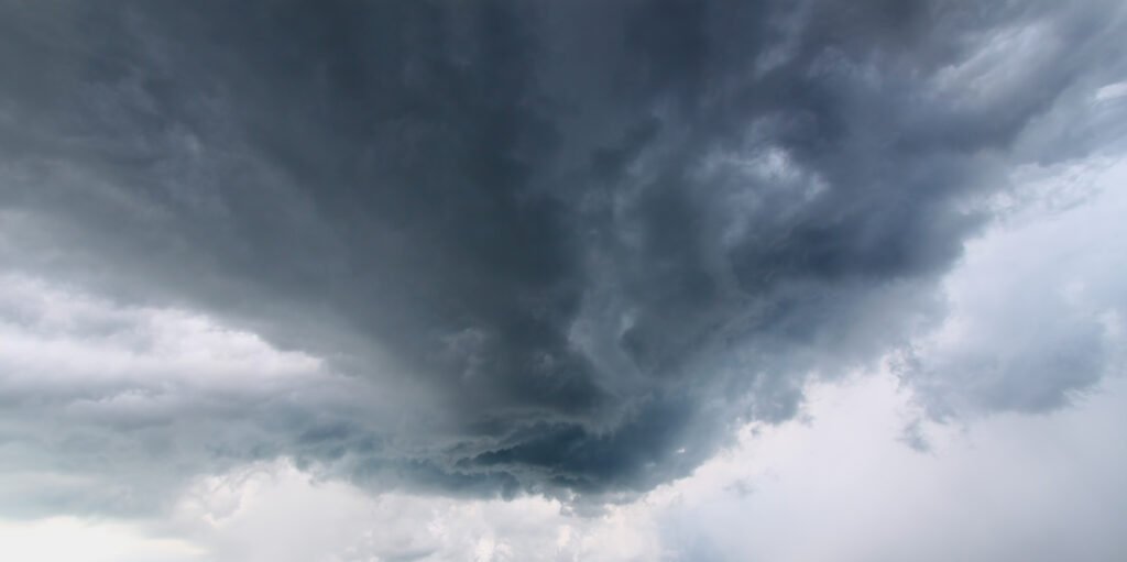 Nubes de tormenta oscuras en el cielo que ilustran la alerta por tormentas en el AMBA
