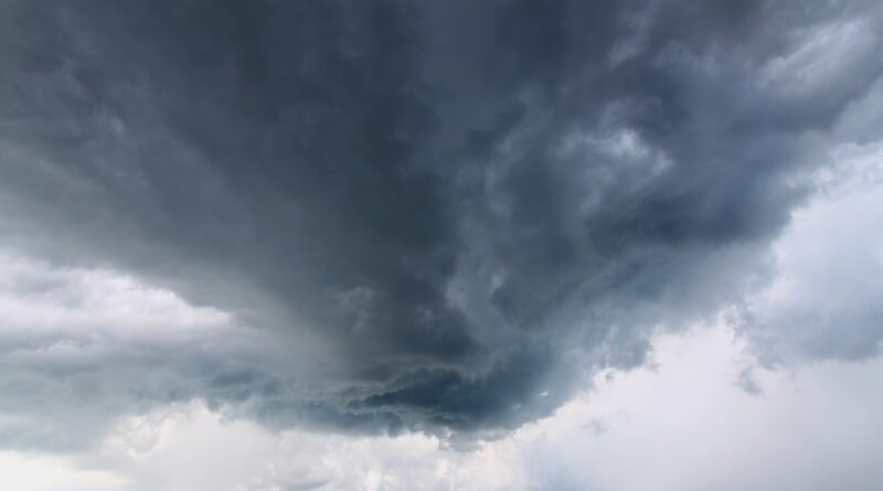 Nubes de tormenta oscuras en el cielo que ilustran la alerta por tormentas en el AMBA