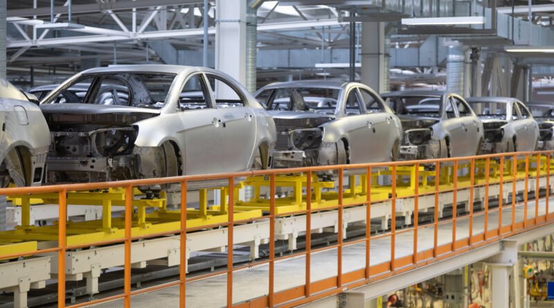 Carrocería de un vehículo en la línea de montaje de una planta, ilustra la futura Amarok híbrida de Pacheco