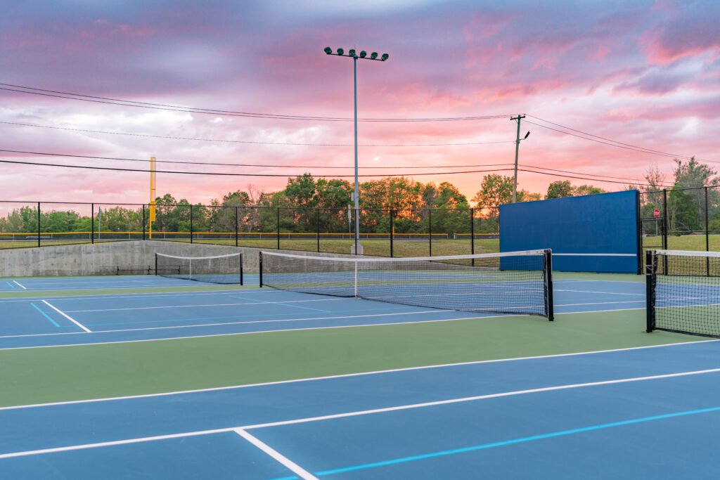 Ángela Leiva: cancha de tenis iluminada al atardecer, sin rostros