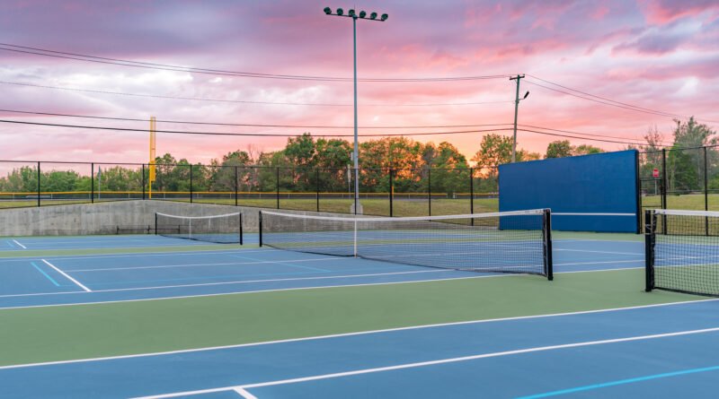 Ángela Leiva: cancha de tenis iluminada al atardecer, sin rostros
