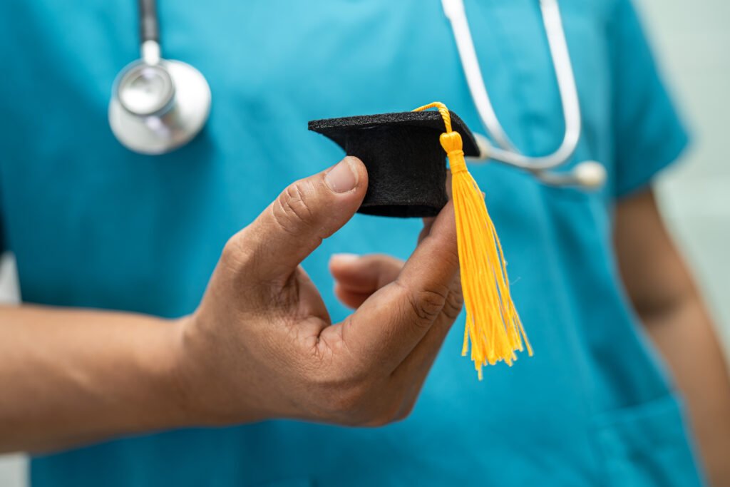 arancelar la salud: birrete de graduación en un hospital que ilustra salud y educación pública