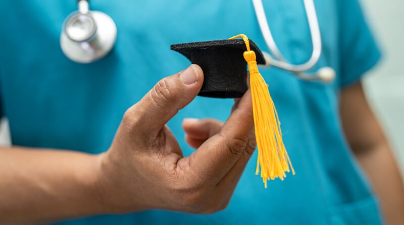 arancelar la salud: birrete de graduación en un hospital que ilustra salud y educación pública