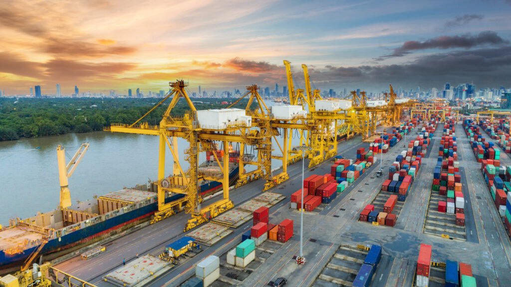 aranceles de Trump: puerto de contenedores y buque de carga que ilustra el comercio exterior
