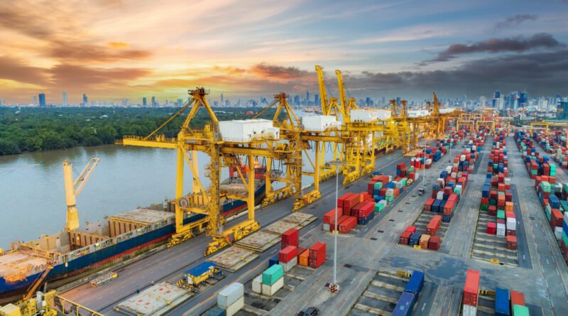 aranceles de Trump: puerto de contenedores y buque de carga que ilustra el comercio exterior
