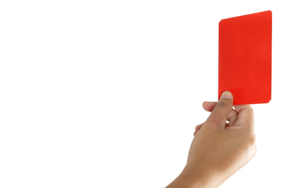 Árbitro mostrando una tarjeta que ilustra la designación del árbitro de la final del Mundial