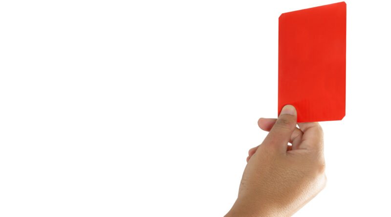 Árbitro mostrando una tarjeta que ilustra la designación del árbitro de la final del Mundial