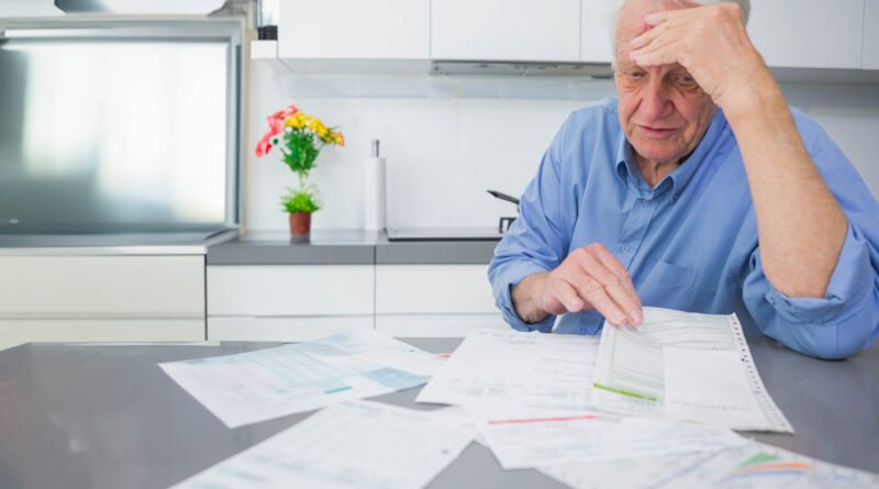 Hombre mayor revisando cuentas que ilustra el aumento de jubilaciones de agosto
