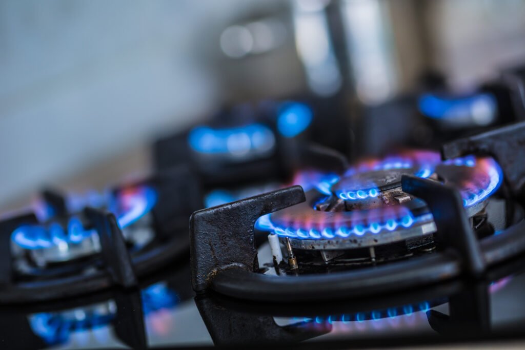 aumentos de agosto: hornalla de gas encendida que ilustra las tarifas del hogar