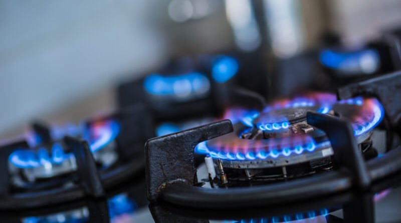 aumentos de agosto: hornalla de gas encendida que ilustra las tarifas del hogar