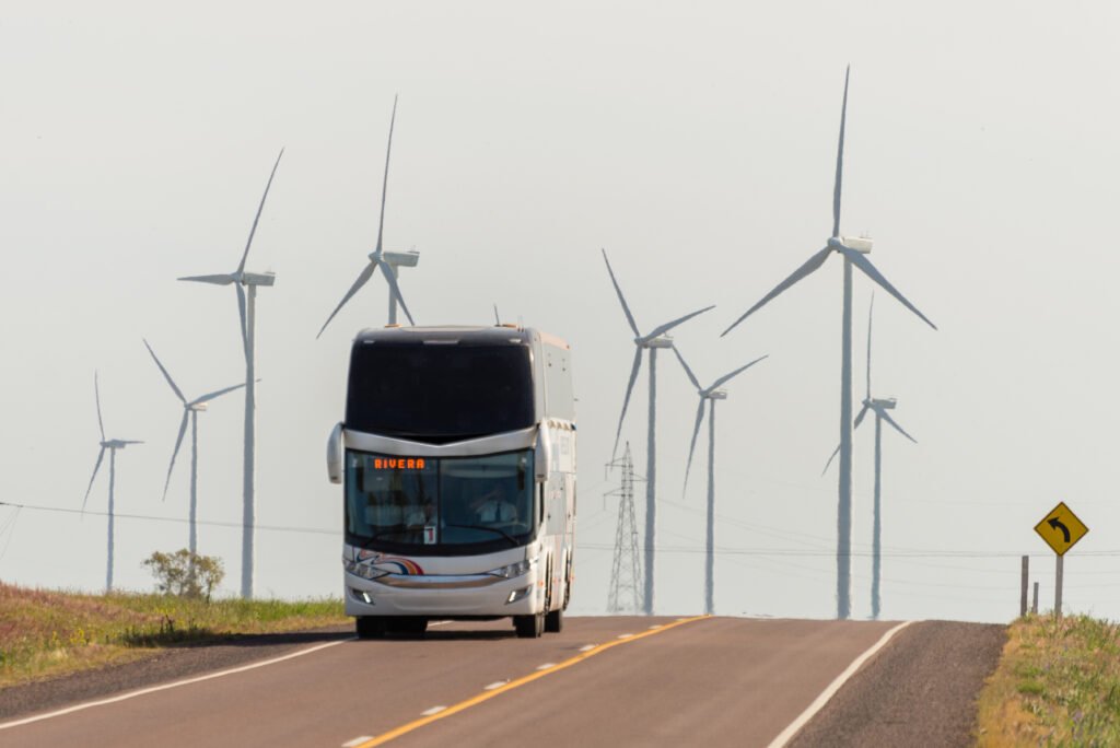 Colectivo en una ruta que ilustra los aumentos del transporte de julio