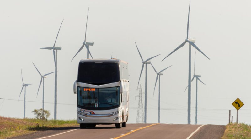 Colectivo en una ruta que ilustra los aumentos del transporte de julio