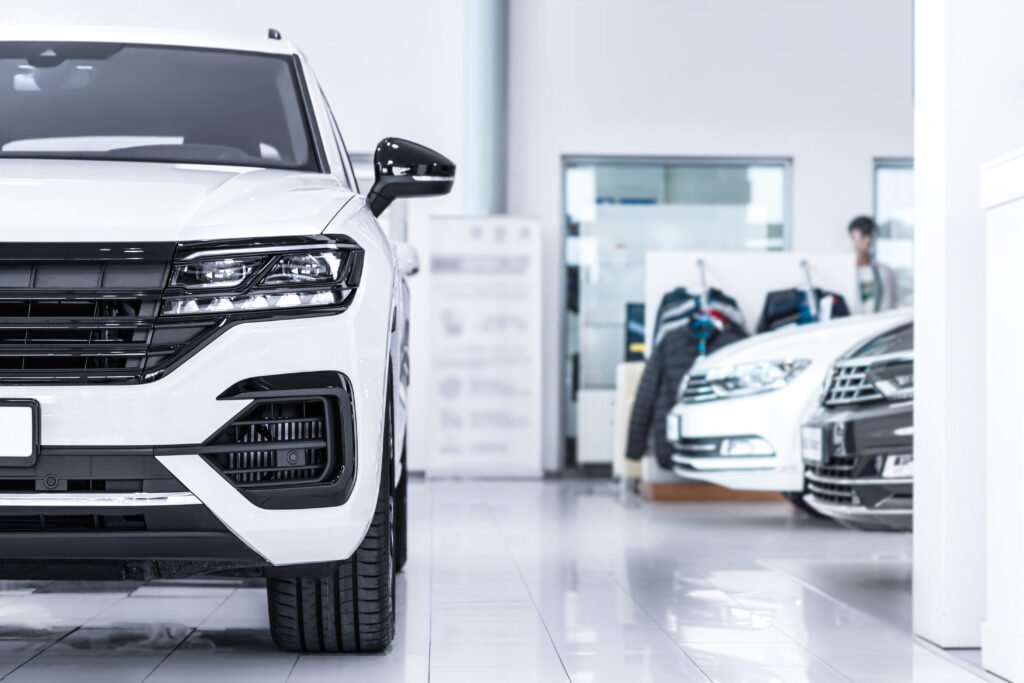 auto más barato: automóvil moderno en el showroom de una concesionaria