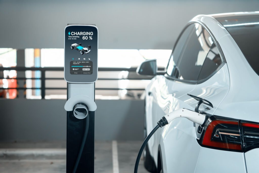 Autos híbridos y eléctricos en una estación de carga
