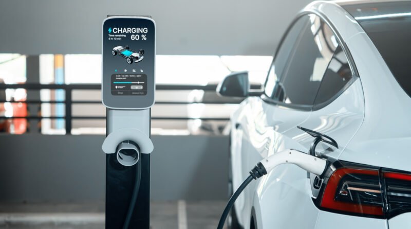 Autos híbridos y eléctricos en una estación de carga