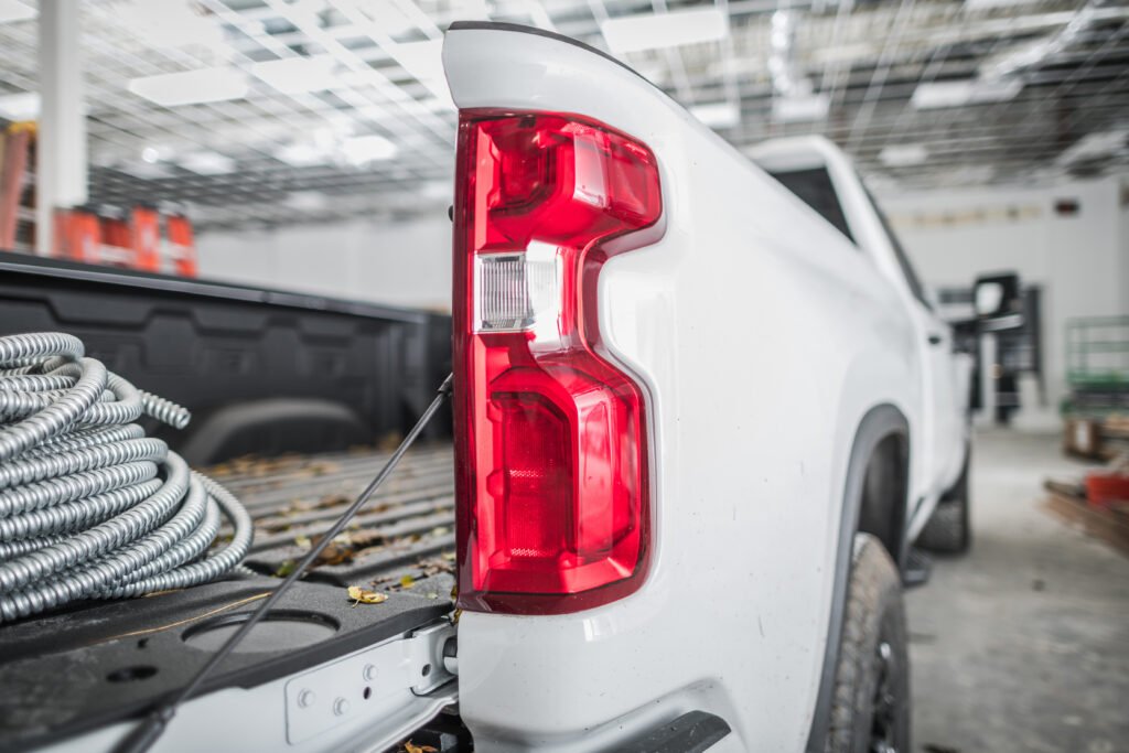 Pick-up en un depósito que ilustra los autos más vendidos de junio con la Hilux al frente