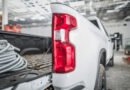 Pick-up en un depósito que ilustra los autos más vendidos de junio con la Hilux al frente