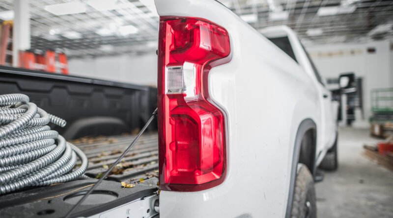 Pick-up en un depósito que ilustra los autos más vendidos de junio con la Hilux al frente