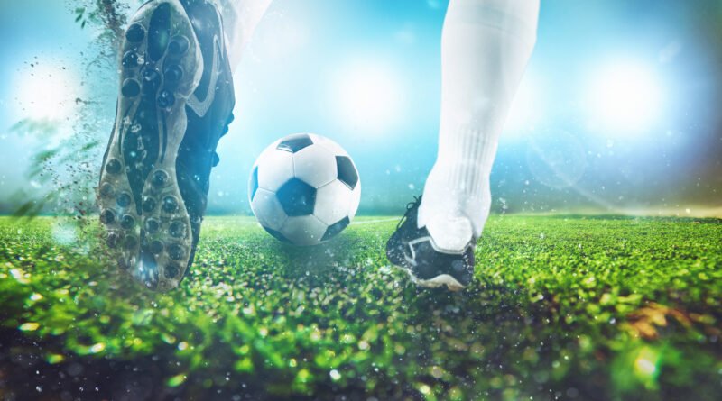 Boca perdió con Riestra: primer plano de un botín pateando la pelota de noche