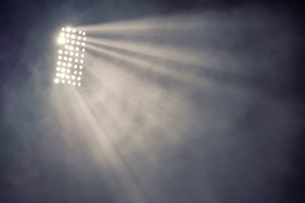 Boca en la Sudamericana: luces y humo de un estadio de noche antes del partido
