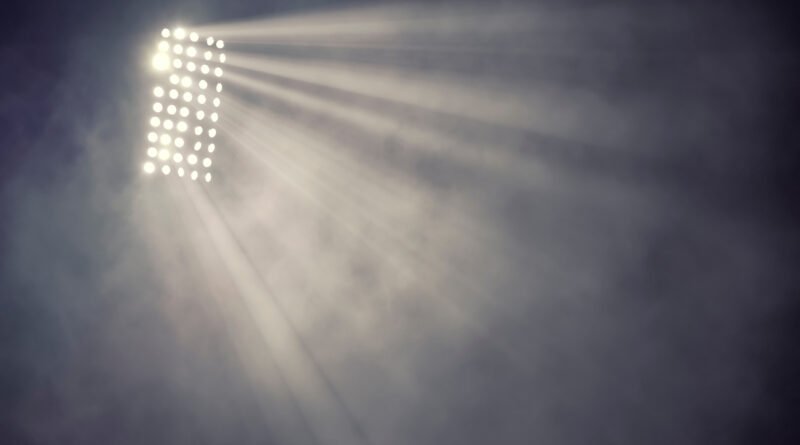 Boca en la Sudamericana: luces y humo de un estadio de noche antes del partido