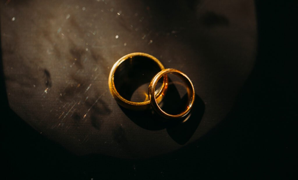 Anillos de boda sobre fondo negro, ilustran la boda de Taylor Swift y Travis Kelce