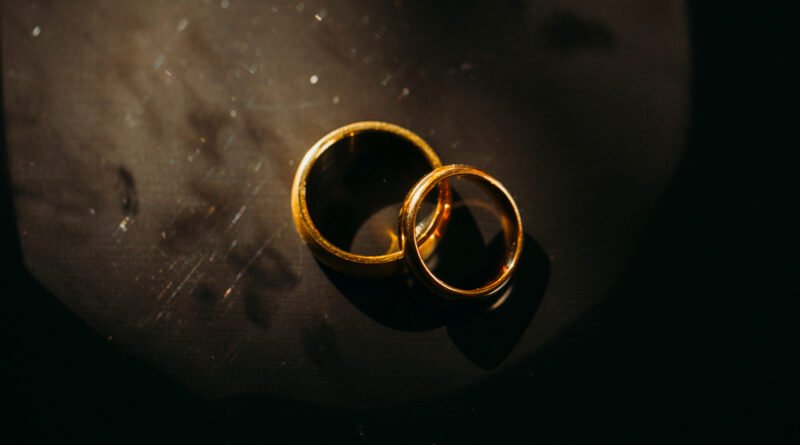Anillos de boda sobre fondo negro, ilustran la boda de Taylor Swift y Travis Kelce