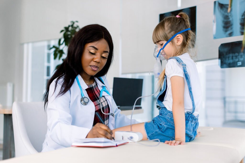 bronquiolitis en Salta: profesional de salud asistiendo a una niña con máscara de nebulizador