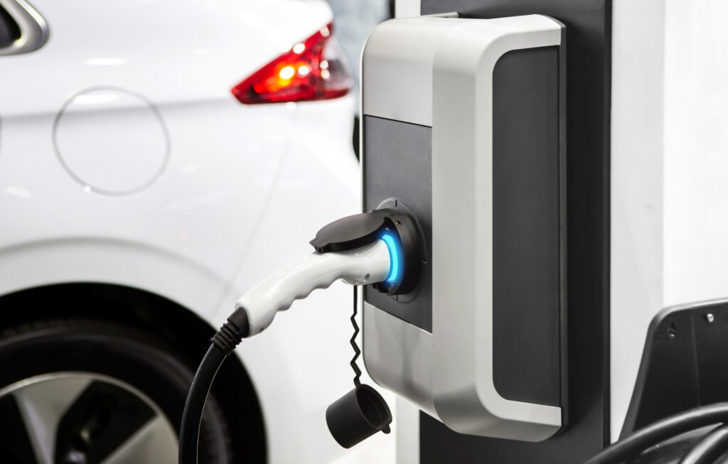BYD en la Rural: cable de carga enchufado a un auto eléctrico en una estación