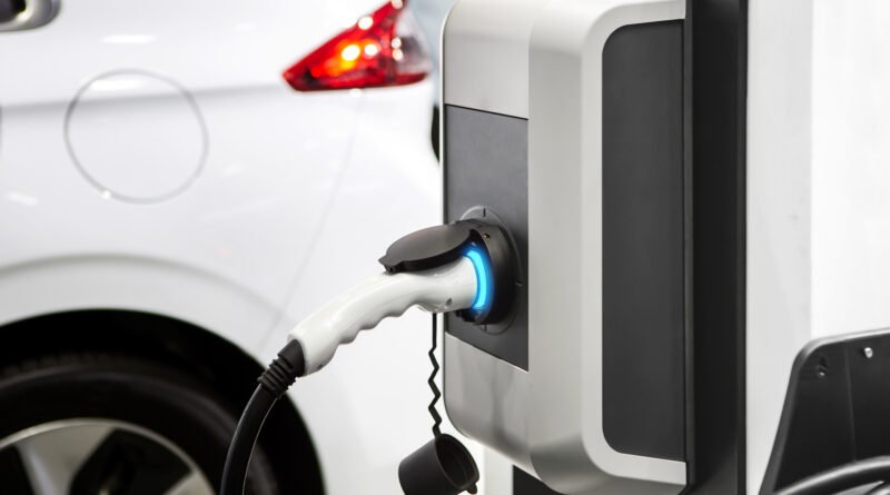 BYD en la Rural: cable de carga enchufado a un auto eléctrico en una estación