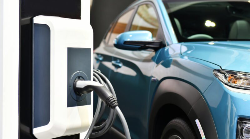 BYD Seal U DM-i: SUV eléctrico cargando en una estación