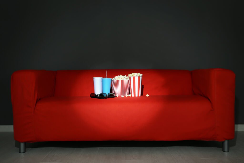 Cábalas de Milei: sillón de microcine con pantalla encendida