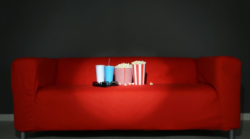 Cábalas de Milei: sillón de microcine con pantalla encendida