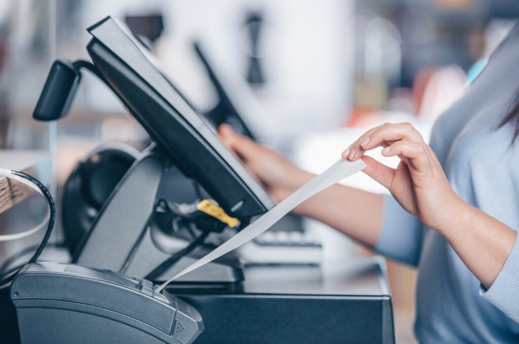 Ticket de compra impreso en la caja de un comercio, ilustra la caída del consumo