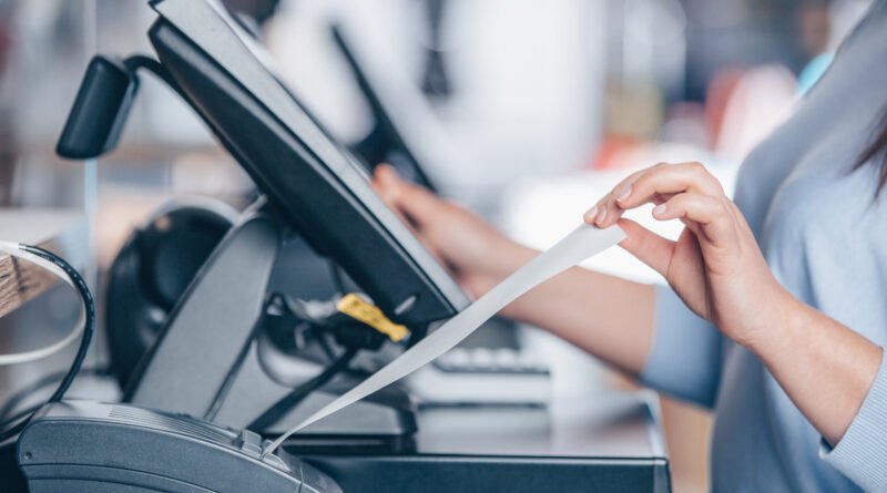 Ticket de compra impreso en la caja de un comercio, ilustra la caída del consumo