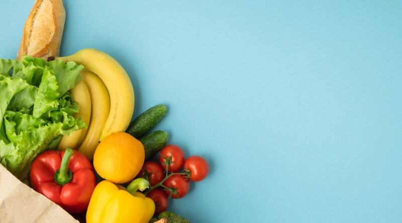 Bolsa con frutas y verduras que ilustra el costo de la canasta básica en junio