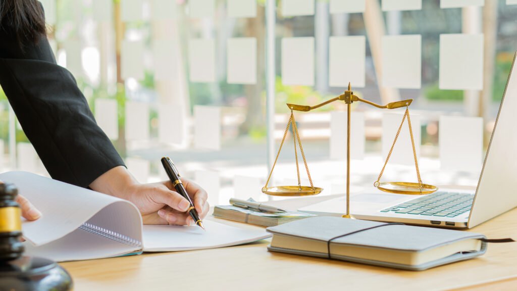 causa Insaurralde: documentos legales y balanza de la justicia sobre un escritorio