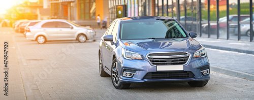 Chevrolet Onix Activ: auto nuevo estacionado en una calle de ciudad
